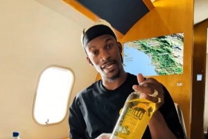 看球了!巴特勒晒视频 乘私人飞机前往温哥华观战哥伦比亚VS瑞士