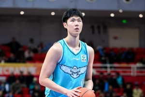 上赛季场均7.5分3板!场均媒体人:青岛用顶格C类合同留下赵嘉义